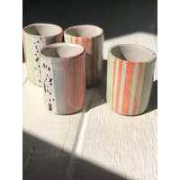 Kurze Keramiktasse - Zweifarbig Honigtau Und Hellgrau von StrangeJoyStudio