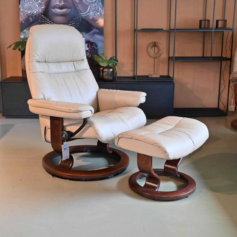 Sessel Sunrise M MIt Hocker Leder Batick 093 Farbe Latte 04 Gestell Classic Holz... von Stressless