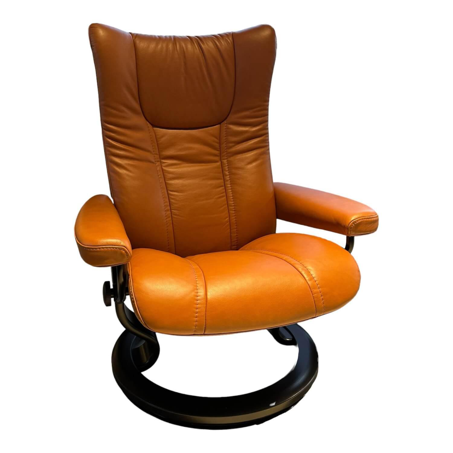 Sessel Wing M Classic Bezug Leder Paloma New Cognac Braun Gestell Schwarz von Stressless