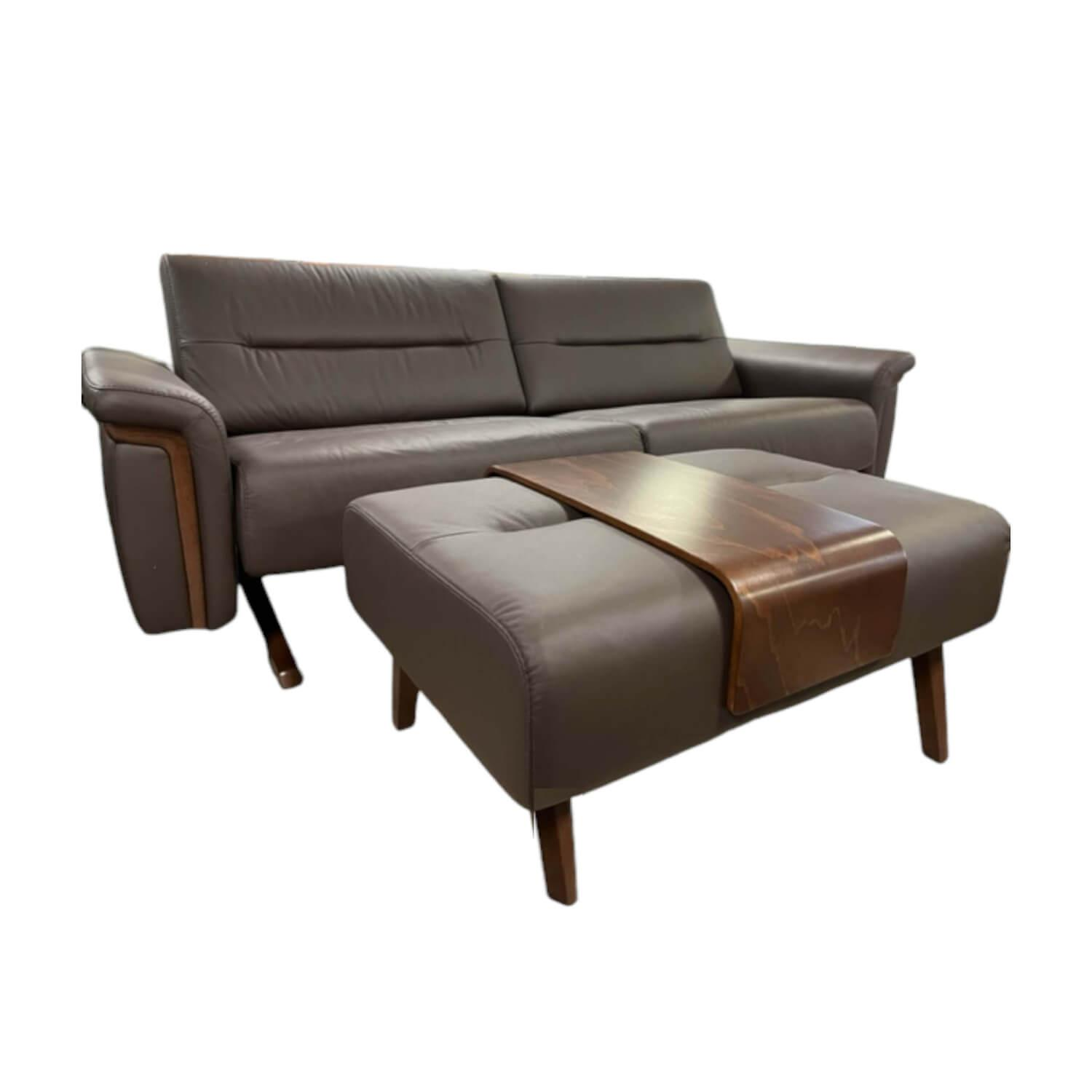 Sofa 2,5-Sitzer Stella Leder Batick Brown Armlehne mit Holzdetail inkl. Hocker m... von Stressless