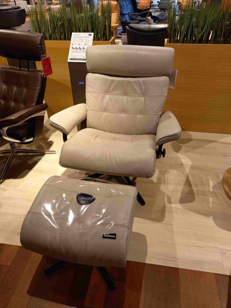 Stressless Sessel mit Hocker Erik Cross (L) in Leder Cori Silver cloud von Stressless