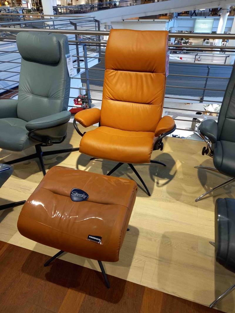 Stressless Sessel mit Hocker London Cross (M) in Leder Paloma Honey von Stressless