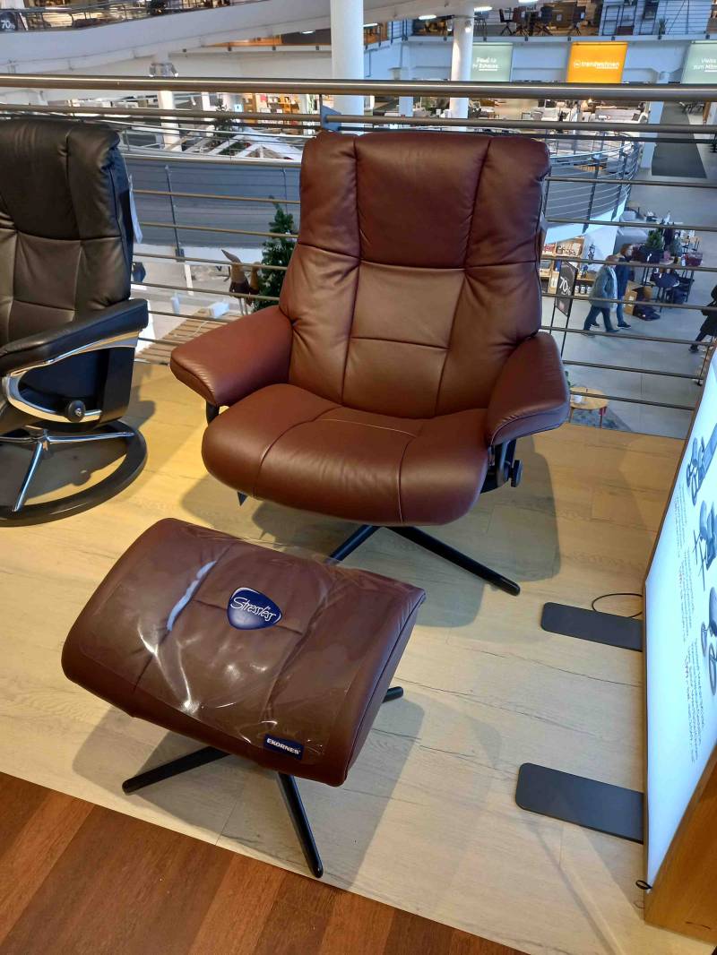 Stressless Sessel mit Hocker Mayfair Cross (L) in Leder Paloma bordeaux von Stressless