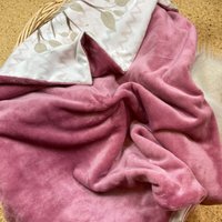 Babydecke Kuschelfleece Baumwolle Waldfreunde 90x70 Altrosa von StrickWunderShop