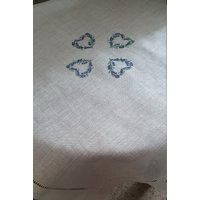 Leinendecke Mit Vergissmeinnicht Herzchen Bestickt von StrickundCo