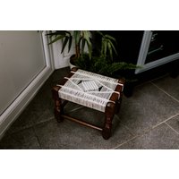 Kleiner Dekorativer Boho Makramee Hocker | Handgemachter Gewebter Handgeknüpfter Fußhocker Upcycling Gebeiztes Rustikales Holz Recycelte von StringYouKnot