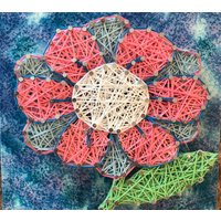 Blume-string-Art von StringinAlongDesigns