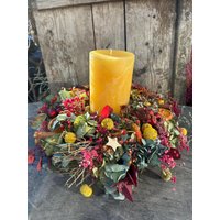 Adventsgesteck/Weihnachtsdekoration Tischschmuck Weihnachtliche Tischdekoration Gesteck Mit Kerze Bunter Weihnachtskranz von Stroblume
