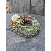 Allerheiligenkranz/Grabschmuck Grabkranz Gedenkfloristik Allerheiligengesteck Grabgesteck Mit Wachsrose Allerheiligenkranz/Grabschmuck Grabkranz Gedenkfloristik Allerheiligengesteck Grabgesteck Mit Wachsrose von Stroblume