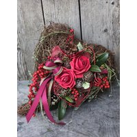 Blumengesteck Herz/Gesteck Aus Blumen Allerheiligengesteck Herzförmiges Grabgesteck Blumengesteck Herz/Gesteck Aus Blumen Allerheiligengesteck Herzförmiges Grabgesteck von Stroblume