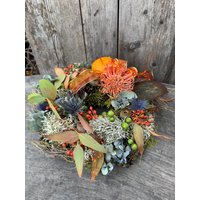 Herbstkranz/Herbstgesteck Herbstliches Arrangement Kranz Trockenblumenkranz Blumenkranz Mit Kürbis Herbstkranz/Herbstgesteck Herbstliches Arrangement Kranz Trockenblumenkranz Blumenkranz Mit Kürbis von Stroblume