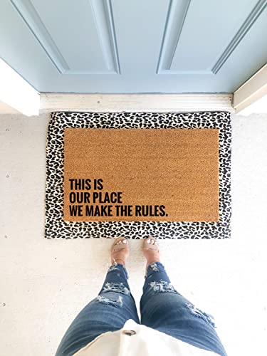 Fußmatte für den Eingangsbereich, Aufschrift "This Is Our Place We Make The Rules", rutschfeste Fußmatte, 40 x 60 cm von Strunt