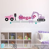 Mädchen Bauset Vinyl Wandtatz | Transporttatz Rosa Lkw Und Bagger Personalisierter Name Kinderzimmer von Studio378Decals