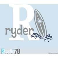 Surfbrett Monogramm Wandtatogramm - Strand Surf Hawaii Wellen Initiale Und Name Kinderzimmer Dekor Vinyl Wandtatko Lg 23In von Studio378Decals