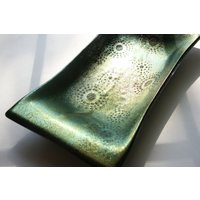 Servierplatte Aus Geschmolzenem Glas Schillernder Olivgrün-Gold-starburst Servierplatte Aus Geschmolzenem Glas Schillernder Olivgrün-Gold-starburst von StudioAtPennyLane