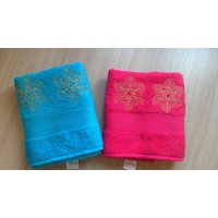 Blaue Frottee Handtücher Und Fuchsia Bestickt Schneeflocke Ornament Geschenk Für Neujahr Weihnachten von StudioClothingLADI