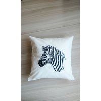 Dekorative Kissenbezug Weiß Leinen Mit Stickerei Schwarz Und Zebra. Die Einrichtung Ist Grafiken von StudioClothingLADI