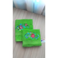 Grünes Badetuch Mit Stickerei. Badetuch-Set Floralem Ornament. Sie Können Sich Ein Set Handtücher Sammeln von StudioClothingLADI