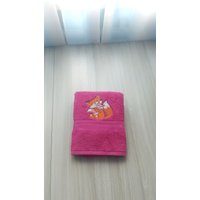 Korallefarbenes Badetuch Mit Bestickter "Fuchsmutter Und Ihrem Baby"." Bestickte Kuschelfüchse.größe 50-90 cm, Baumwolltuch Korallefarbenes Badetuch Mit Bestickter "Fuchsmutter Und Ihrem Baby"." Bestickte Kuschelfüchse.größe 50-90 cm, Baumwolltuch von StudioClothingLADI