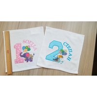 Personalisierte Geschenk Kinderstickerei Mit Applikation Auf Einem Frottee-Handtuch. Ein Wunderbares Geburtstagsgeschenk Für Ein Kind Einer Nummer von StudioClothingLADI