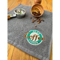 Coffee Corner Personalisierte Handtuch | Besticktes Kaffee Individuelles Geschenk Für Kaffeeliebhaber & Baristas von StudioDoel