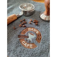 Personalisiertes Kaffee-Bar-Handtuch | Besticktes Siebträger-Tuch Handgemachtes Geschenk Für Kaffeeliebhaber & Baristas von StudioDoel
