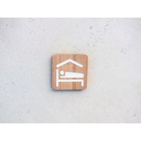 Beschilderung Für Gästezimmer Oder Ferienhäuser Aus Graviertem Holz von StudioDoucine
