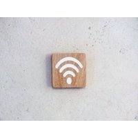 Graviertes Holzschild Zur Kennzeichnung Eines Wlan-Zugangspunkts von StudioDoucine