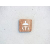 Graviertes Türschild Aus Holz Für Das Badezimmer Mit Duschpiktogramm von StudioDoucine