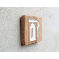 Holzschild Mit Eingraviertem Piktogramm Zur Kennzeichnung Eines Feuerlöschers. Graviertes Feuerlöscherschild Aus Holz von StudioDoucine