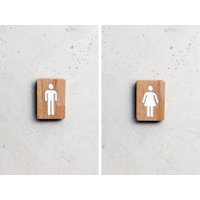 Paar Holzschilder Für Toiletten Und Separate Wcs Mit Weißen Männlichen Weiblichen Piktogrammen von StudioDoucine