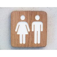 Türschild Aus Holz Für Gemischte Toiletten Mit Eingravierten Männlichen Und Weiblichen Piktogrammen von StudioDoucine