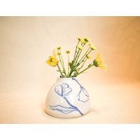 Handbemalte Keramik Blumenvase Mit Handgefärbten Blumen in Dunkelblau Handbemalte Keramik Blumenvase Mit Handgefärbten Blumen in Dunkelblau von StudioJuud