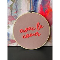 Handmade Wallhanger "Avec Le Coeur" | 18 cm Stickrahmen Wandbild Dekoration Wallhanging Neonorange Handmade Wallhanger "Avec Le Coeur" | 18 cm Stickrahmen Wandbild Dekoration Wallhanging Neonorange von StudioLuuni