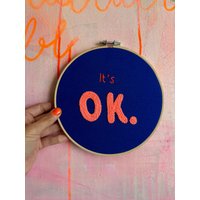 Handmade Wallhanger "Its Ok." | 18cm Stickrahmen Wandbild Dekoration Wallhanging Blau Neonrange von StudioLuuni