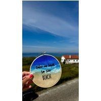 Handmade Wallhanger "Take Me Back To The Beach" | 13 cm Stickrahmen Wandbild Dekoration Wallhanging Blau-Beige Schwarz Handmade Wallhanger "Take Me Back To The Beach" | 13 cm Stickrahmen Wandbild Dekoration Wallhanging Blau-Beige Schwarz von StudioLuuni
