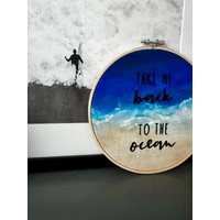 Handmade Wallhanger "Take Me Back To The Ocean" | 18 cm Stickrahmen Wandbild Dekoration Wallhanging Blau-Beige Schwarz Handmade Wallhanger "Take Me Back To The Ocean" | 18 cm Stickrahmen Wandbild Dekoration Wallhanging Blau-Beige Schwarz von StudioLuuni
