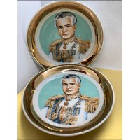 Pahlavi, Shah Vintage Untertassen, 2Er Set Von 2 Reza Pahlavi Teller, Nie Benutzt, Made in Japan 1970Er Jahre Pahlavi, Shah Vintage Untertassen, 2Er Set Von 2 Reza Pahlavi Teller, Nie Benutzt, Made in Japan 1970Er Jahre von StudioMitra