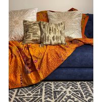 Handgemachte Goldene Bestickte Seide Diwali Dekor Überwurf Kissen Sofa Bett Boho Weihnachtsdekor 12x12 Kleines Luxus von StudioNakro