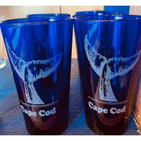 Cape Cod Whale Tail Pint Glas Hält 16 Unzen Laser Graviert Kann Personalisiert Werden Erhältlich in Klarem Und Kobaltblauem von StudioProvincetown