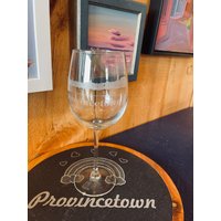 Provincetown Shoreline Weinglas Mit Stiel, Lasergraviert, Kann Personalisiert Werden. Wählen Sie Aus 12, 14 Oder 16 Unzen Glas von StudioProvincetown