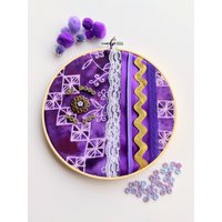 Gehen Sie Ihren Eigenen Weg 8-Zoll-Multimedia-stoff-Collage-Hoop Gehen Sie Ihren Eigenen Weg 8-Zoll-Multimedia-stoff-Collage-Hoop von StudioSeespriya