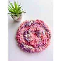 Hübsch in Rosa Und Lila 12-Zoll-Rundgewebter Wandbehang von StudioSeespriya