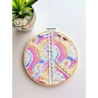 Leben Und Leben Lassen Regenbogen Tie Dye Peace Zeichen 8-Zoll-Multimedia Stoff Collage Hoop von StudioSeespriya