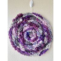 Lila Posies 18-Zoll-Runder Gewebter Wandbehang von StudioSeespriya