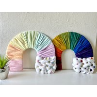 Pastell & Jeweltoned 18-Zoll-Regenbogen-Form Gewebte Wandbehänge Mit Knöpfen von StudioSeespriya
