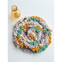 Retro Blumengarten 12-Zoll-Rundgewebter Wandbehang von StudioSeespriya