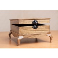 Nussbaum Schmuck-Box Mit Beinen von StudioUA