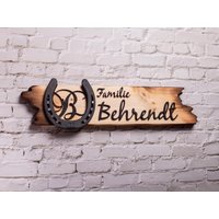 Namensschild | Personalisiertes Hufeisen Türschild Mit Holz Familien-Name & Initiale Glücks-Geschenk Umzug Einzug Pferdeliebhaber Landhaus von StudioWunderbarDE