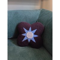 Punch Needle Kissen, Kakaobraunes Handgemachtes 12x12-Zoll-Kissen, Modernes Dekoratives Weiche Textilkunst, Erdton-Modernes Wohndekor von Studiocessy